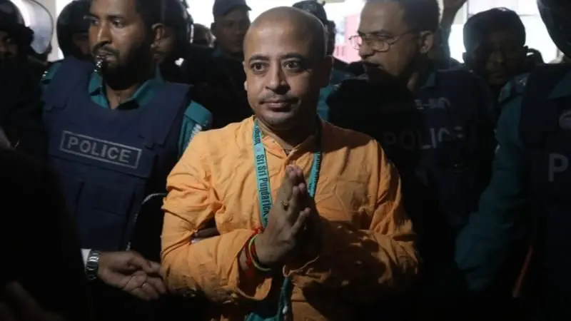 बांग्लादेश में इस्कॉन से जुड़े चिन्मय कृष्ण दास कौन हैं, जिन्हें देशद्रोह के आरोप में जेल भेजा गया