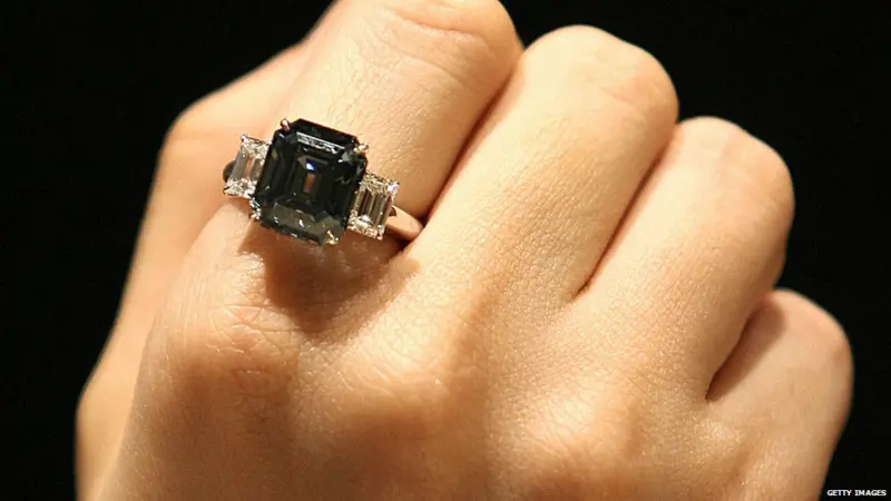जब अमेज़न के डिलिवरी बॉक्स में गिरी हीरे की अंगूठी